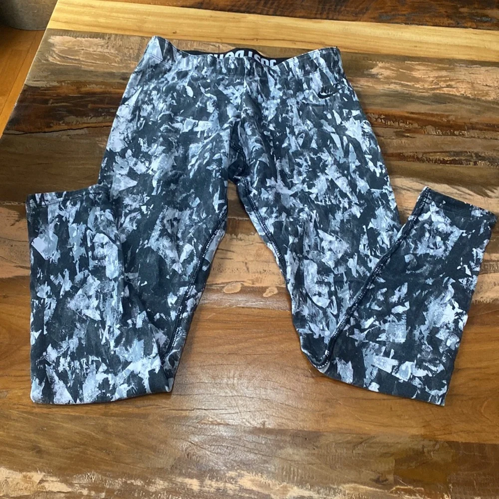 3 item bundle for $15✨ Black & white nike workout leggins - Picture 3 of 3